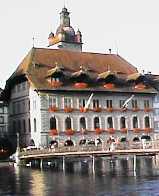 Das Luzerner Rathaus (1606) vereinigt Renaissance - Stil mit Altbewährtem
