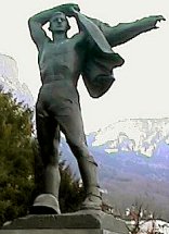 Statue "Wehrbereitschaft",
  Höhepunkt des zivilreligiösen "Höhenweges"  
  an der Landi 1939 
  heute vor dem Bundesbriefmuseum in Schwyz
